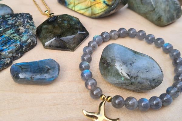 Bijoux-bracelets-pierres-naturelles-lapis-labradorite Portez une création en pierre naturelle de labradorite